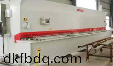 大(da)型剪(jian)闆機(ji)